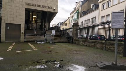 Un homme a tenté de s'immoler par le feu devant le palais de justice de Quimper (Finistère), le 4 janvier 2021. (G. Bron - France Télévisions)