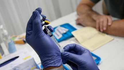 Un travailleur de la santé se prépare à administrer un vaccin&nbsp; pour la prévention de la variole du singe au Pride Center le 12 juillet 2022 à Wilton Manors, en Floride. (JOE RAEDLE / GETTY IMAGES NORTH AMERICA)