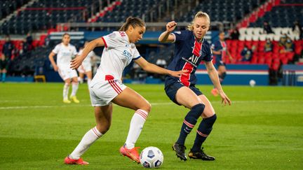 Delphine Cascarino (OL) et Paulina Dudek (PSG) ici au duel à l'occasion du quart de finale aller de la Ligue des champions féminine, mercredi 24 mars 2021. (MELANIE LAURENT / A2M SPORT CONSULTING)