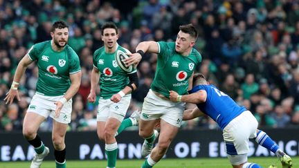 Dan Sheehan réalise une offload face à l'Italie lors de la large victoire de l'Irlande, le 27 février à l'Aviva Stadium de Dublin.&nbsp; (PAUL FAITH / AFP)