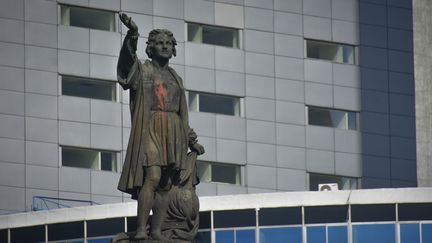 La statue de Christophe Colomb, le 9 juin 2020, recouverte de peinture rouge par des manifestants (GUILLERMO GUTI?RREZ / NURPHOTO)