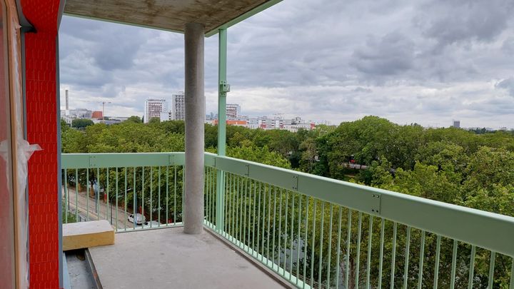 Certains appartements proposent un balcon avec vue sur la Seine. (EMMA SARANGO / RADIO FRANCE)