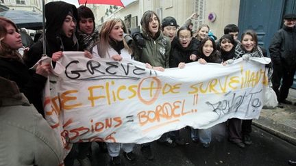 Manifestation de lycéens du lycée A.-Chérioux de Vitry-sur-Seine devant le ministère de l'Education nationale (AFP - JACQUES DEMARTHON)