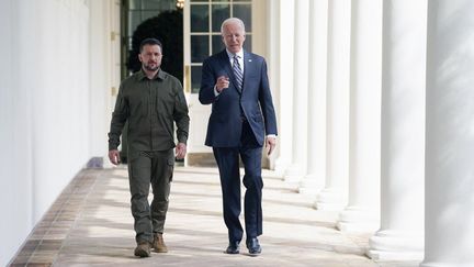 Le président américain Joe Biden (droite) reçoit le président ukrainien Volodymyr Zelensky à la Maison Blanche, à Washington, le 21 septembre 2023. (KEVIN LAMARQUE / AFP)