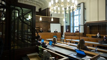 Une salle d'audience du tribunal de Berlin, le 15 décembre 2021, lors du procès d'un homme accusé du meurtre d'un opposant tchétchène.&nbsp; (CHRISTOPHE GATEAU / DPA)