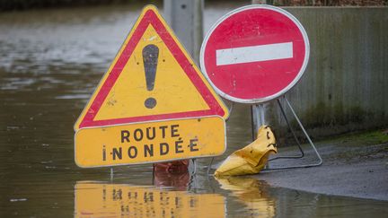 Une route fermée après une crue de la Liane, à Hesdigneul-les-Boulogne (Pas-de-Calais), le 31 décembre 2022. (MAXPPP)