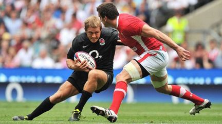 Jonny Wilkinson face à la défense galloise