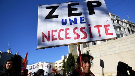 Une manifestante pour le maintien du label ZEP dans les lycées à Marseille, le 5 janvier 2017. (ANNE-CHRISTINE POUJOULAT / AFP)