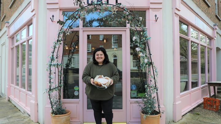 Emma Teasdale a ouvert le Bonjour Cafe à Poundbury en 2016. (ELISE LAMBERT / FRANCEINFO)