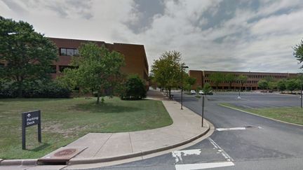 C'est dans une voiture gar&eacute;e sur le parking du tribunal du comt&eacute; de Henrico, en Virginie (Etats-Unis), que les deux enfants de la m&egrave;re de famille ont &eacute;t&eacute; retrouv&eacute;s. (GOOGLE STREET VIEW)