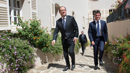 Le pr&eacute;sident de la R&eacute;publique, Fran&ccedil;ois Hollande, et le Premier ministre, Manuel Valls, le 15 ao&ucirc;t 2014 au Fort de Bregan&ccedil;on (Var). (BERTRAND LANGLOIS / AFP)