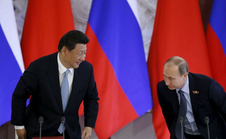 Les présidents chinois et russe le 8 mai 2015 à Moscou, à la veille de la commémoration de la victoire sur l'Allemagne nazie en 1945. (REUTERS/Sergei Karpukhin)