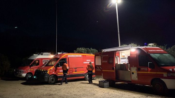 Les pompiers sur le lieu du crash de l'hélicoptère, lundi 2&nbsp;décembre, au Rove (Bouches-du-Rhône). (X. SCHUFFENECKER / FRANCE TELEVISIONS)