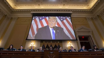 Le visage de l'ancien président américain Donald Trump s'affiche sur un écran lors d'une réunion de la commission parlementaire chargée d'enquêter sur l'attaque du 6 janvier 2021 contre le Capitole américain, le 19 décembre 2022, à Washington (Etats-Unis). (GETTY IMAGES NORTH AMERICA / AFP)