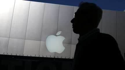 Devant un magasin Apple, le 23 avril 2013 &agrave; San Francisco (Californie, Etats-Unis). (JUSTIN SULLIVAN / GETTY IMAGES NORTH AMERICA / AFP)