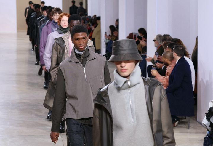 Des mannequins défilent pour Hermès à la Paris Fashion Week, le 20 janvier 2024. (ALAIN JOCARD / AFP)