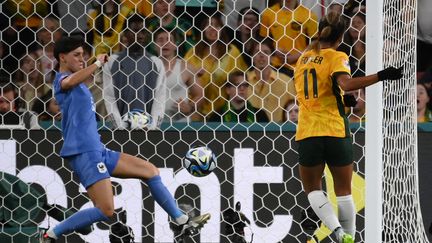 La Française Elisa De Almeida empêche l'Australienne Mary Fowler d'ouvrir le score, en quart de finale de la Coupe du monde 2023, le 12 août 2023. (FRANCK FIFE / AFP)