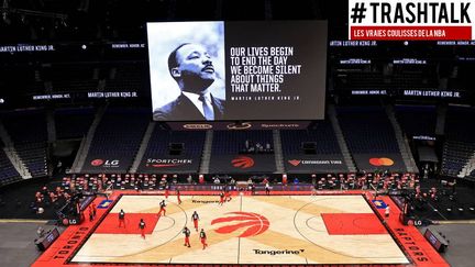 Le 18 janvier 2021, comme chaque année, la NBA, ici à Tampa lors du match entre Toronto et Dallas, a rendu hommage à Martin Luther King lors du "MLK Day". (MIKE EHRMANN / GETTY IMAGES / AFP)