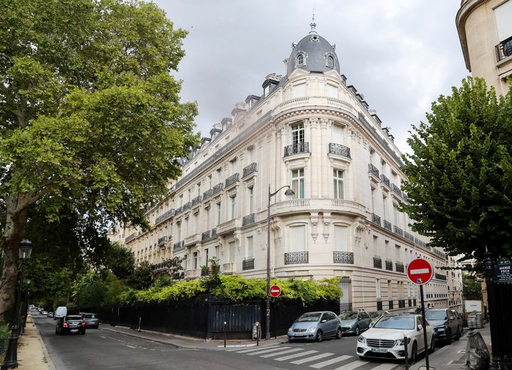 L'immeuble dans lequel Jeffrey Epstein possède un appartement, le 12 août 2019 dans le 16e arrondissement de Paris. (JACQUES DEMARTHON / AFP)