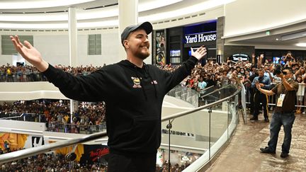 MrBeast dans une galerie commerciale à East Rutherford (États-Unis). (DAVE KOTINSKY / GETTY IMAGES NORTH AMERICA via AFP)