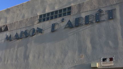 Facade of the Nîmes remand center (Gard).  (GUILLEMETTE FRANQUET / RADIO FRANCE)