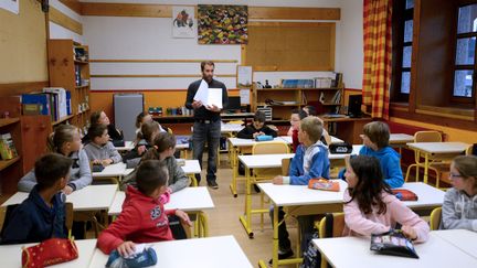 Un professeur des écoles dans sa classe à&nbsp;Praz-sur-Arly (Haute-Savoie), le 26 août 2014. (Photo d'illustration) (JEAN-PIERRE CLATOT / AFP)