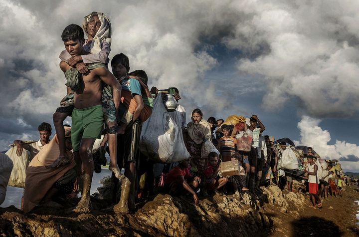 Palong Khali, Bangladesh, 9 octobre 2017. Des milliers de réfugiés rohingyas ont fui leurs villages, marché pendant des jours et enfin franchi la frontière. Épuisés, ils continuent en traversant des rizières. 
 (Paula Bronstein / Getty Images)