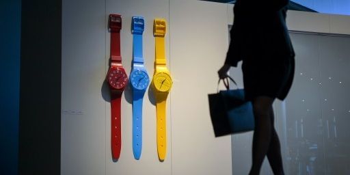 Montres Swatch aux couleurs acidulées exposées lors du Baselworld, salon mondial de l'horlogerie à Bâle, en Suisse. (AFP/FABRICE COFFRINI / AFP)