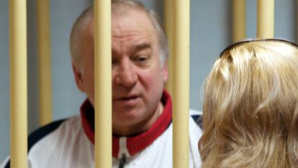 L'ancien agent double Sergueï Skripal lors de son procès à Moscou (Russie), le 9 août 2006. (YURI SENATOROV / KOMMERSANT PHOTO / AFP)