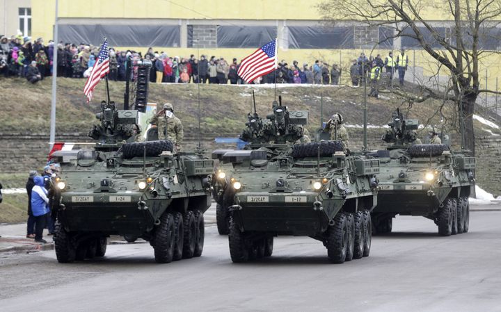 Des chars américains défilent à Narva pour la fête nationale estonienne, le 24 février 2015. Des soldats espagnols, anglais, néerlandais, lettons et lituaniens s'étaient aussi joints aux célébrations. (Ints Kalnins / Reuters)