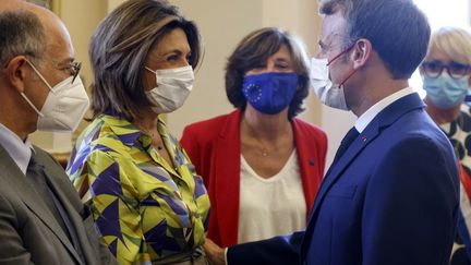 Martine Vassal, présidente LR du conseil départemental des Bouches-du-Rhône et de la métropole Aix-Marseille-Provence, face à Emmanuel Macron, lors de la visite du chef de l'Etat à Marseille, le 1er septembre 2021. (LUDOVIC MARIN / POOL)