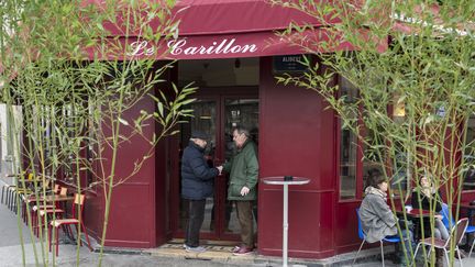 Le&nbsp;Carillon, l'un des bars parisiens touchés par les attentats du 13-Novembre, photographié le 19 mars 2016. (THOMAS OLIVA / AFP)