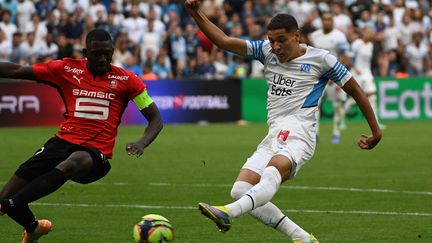 Le Marseillais&nbsp;Amine Harit (à droite) devant le Rennais&nbsp;Hamari Traoré, le 19 septembre 2021, lors de la sixième journée de Ligue 1, à Marseille. (CHRISTOPHE SIMON / AFP)