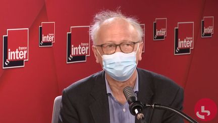 Alain Fischer, pédiatre, professeur d'immunologie et président du Conseil d'orientation de la stratégie vaccinale, sur France Inter le 16 mars 2021. (FRANCEINTER / RADIOFRANCE)