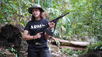 Htar Htet Htet, ex-candidate birmane à Miss Grand International en Thaïlande en 2013, a décidé de prendre les armes. (EyePress via AFP)