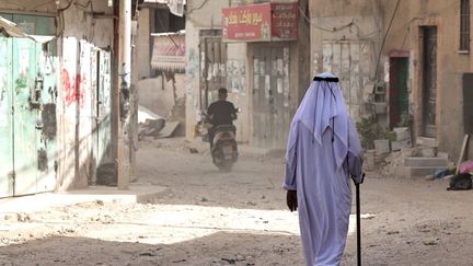 Un Palestinien marche dans le camp de réfugiés de Jénine, dans le nord de la Cisjordanie occupée, le 14 juin 2024. (ZAIN JAAFAR / AFP)