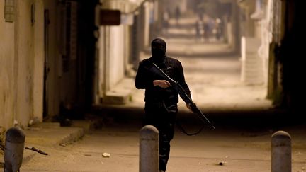 Membres des forces de l'ordre lors d'une manifestation à&nbsp;Ettadhamen, en banlieue de Tunis, le 1er octobre 2018 (FETHI BELAID / AFP)