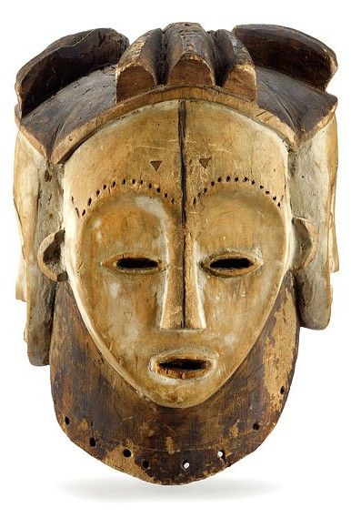 Masque heaume à quatre faces ñgontang. Gabon, Moyen-Ogooué Fang, sous-groupe Betsi. 19e - début du 20e siècle
Bois, pigments, kaolin. H 39 cm - Acquis en 1944 du pasteur Fernand Grébert, missionnaire au Gabon de 1913 à 1931
 (MEG)