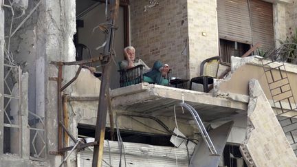 Un homme se repose dans ce qu'il reste de son appartement &agrave; Homs (Syrie), le 5 juin 2012. (REUTERS)