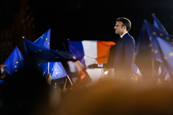 Emmanuel Macron en meeting à Strasbourg, le 12 avril 2022. (ABDESSLAM MIRDASS / HANS LUCAS / AFP)