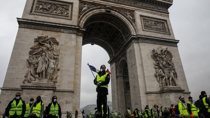 Des "gilets jaunes" manifestent devant l'Arc de triomphe, le 1er décembre 2018 à Paris.&nbsp; (GEOFFROY VAN DER HASSELT / AFP)