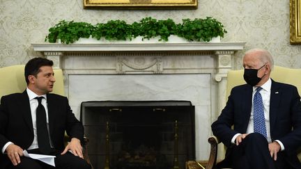 Le président ukrainien,&nbsp;Volodymyr&nbsp;Zelensky, et son homologue américain, Joe Biden, le 1er septembre 2021 à Washington. (BRENDAN SMIALOWSKI / AFP)