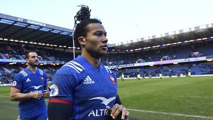 Les rugbymen français Louis Picamoles (à g.) et Teddy Thomas (à dr.) lors du match du Tournoi des six nations contre l'Ecosse, à Edimbourg (Royaume-Uni), le 11 février 2018. (CHRISTOPHE SIMON / AFP)