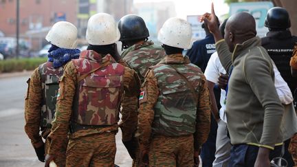 Des soldats du Burkina Faso près de l'hôtel Splendid, après l'attaque menée à Ouagadougou, le 16 janvier 2016. (AHMED OUOBA / AFP)