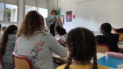 Une enseignante devant sa classe (photo d'illustration). (OLIVIA COHEN / RADIOFRANCE)