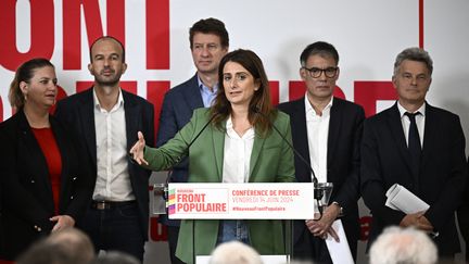 Les chefs des partis qui composent le Nouveau Front populaire présentent le programme de campagne de cette nouvelle coalition, le 14 juin 2024 à Paris. (JULIEN DE ROSA / AFP)