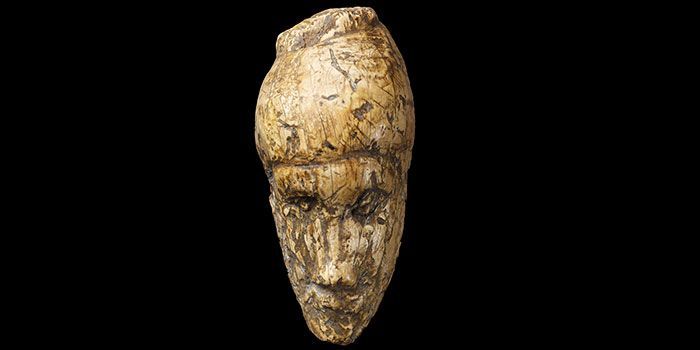 Le plus ancien portrait de femme connu, sculpté il y a quelque 26.000 ans dans de l'ivoire de mammouth. Objet découvert à Dolni Vestonice en Moravie (République tchèque).
 (Moravian Museum, Anthropos Institute)