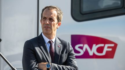 Christophe Fanichet, PDG de SNCF Voyageurs, à l'usine Alstom de La Rochelle, le 9 septembre 2022. (XAVIER LEOTY / AFP)