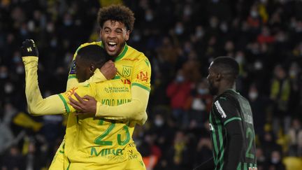 Randal Kolo Muani célèbre son but face à Lens avec Willem Geubbels, le 10 décembre à la Beaujoire (SEBASTIEN SALOM-GOMIS / AFP)