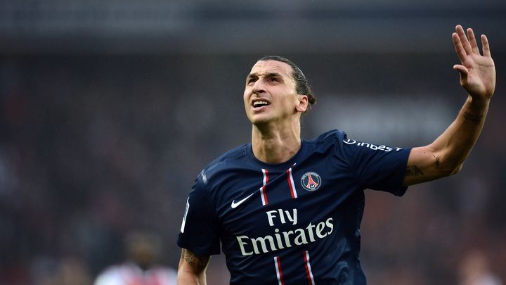 Zlatan Ibrahimovic salue le public apr&egrave;s la victoire du PSG contre Reims, le 20 octobre 2012. (FRANCK FIFE / AFP)